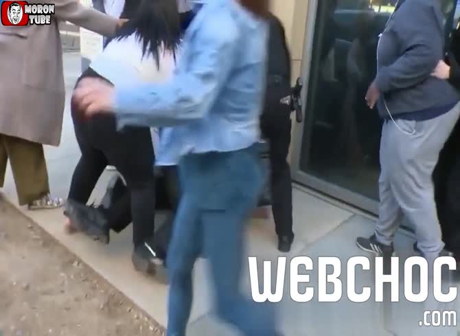 Video :A murderer is attacked on the street by the relatives of his victims